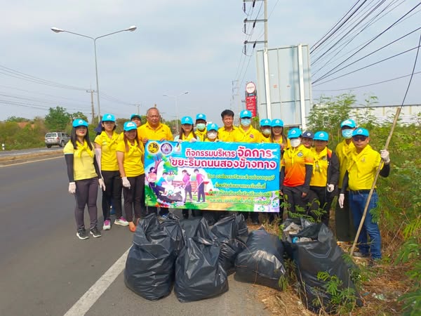จิตอาสาเข้าร่วมกิจกรรมบริหารจัดการขยะริมถนนสองข้างทาง ภายใต้นโยบายสุรินทร์รุ่งเรืองเมืองสะอาด